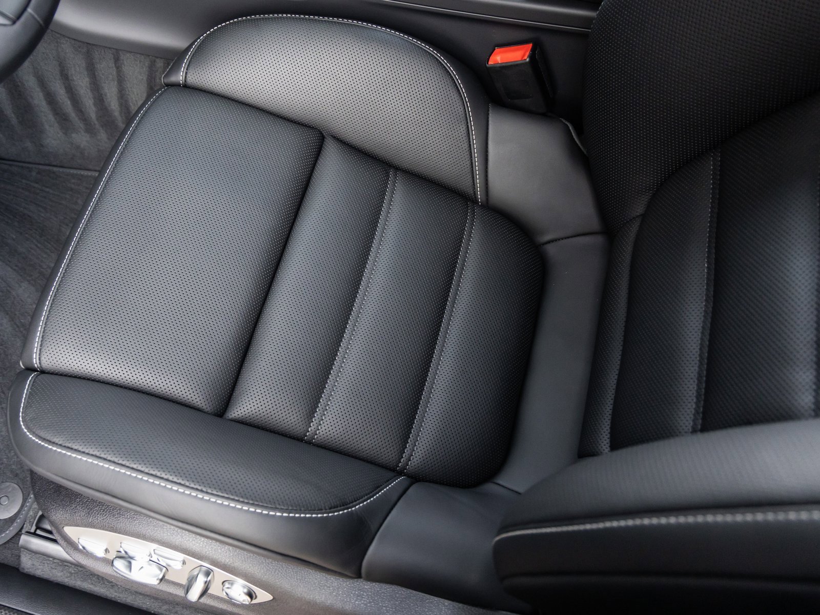 New 2026 Porsche Macan GTS image 28