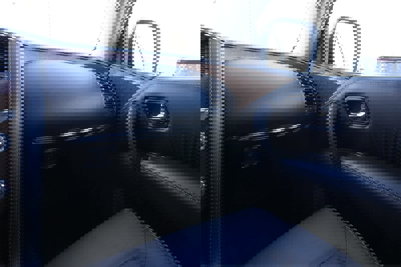 Used 2017 INFINITI QX80 2WD w/ Driver Assistance Package image 8