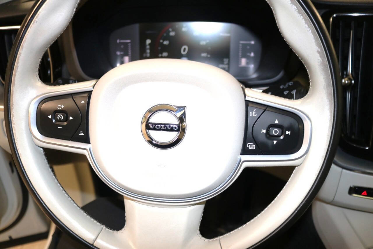 Used 2019 Volvo XC60 T5 Momentum w/ Premium Package AWD/4WD image 31