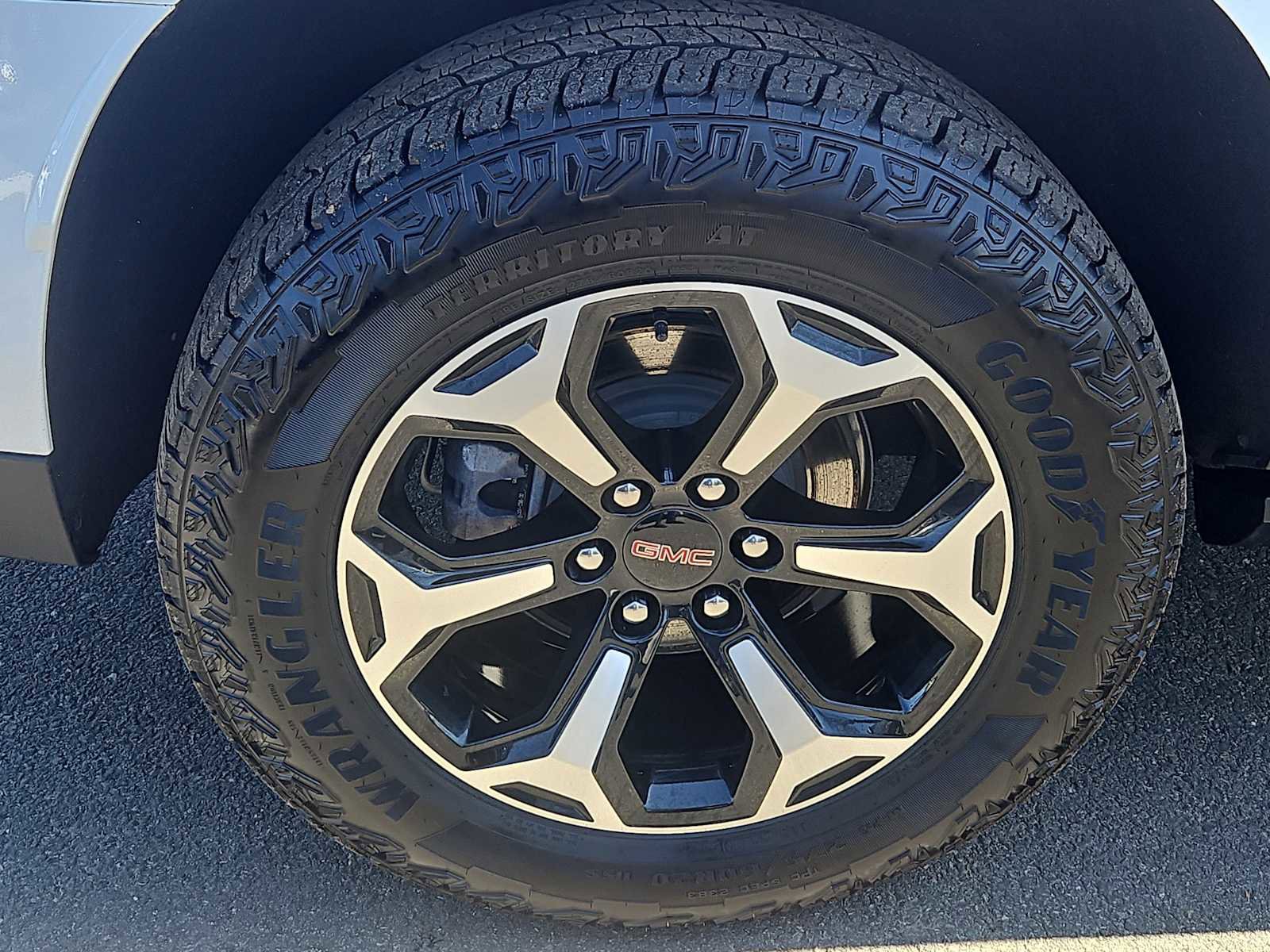 Used 2025 GMC Yukon AT4 w/ AT4 Premium Package image 9