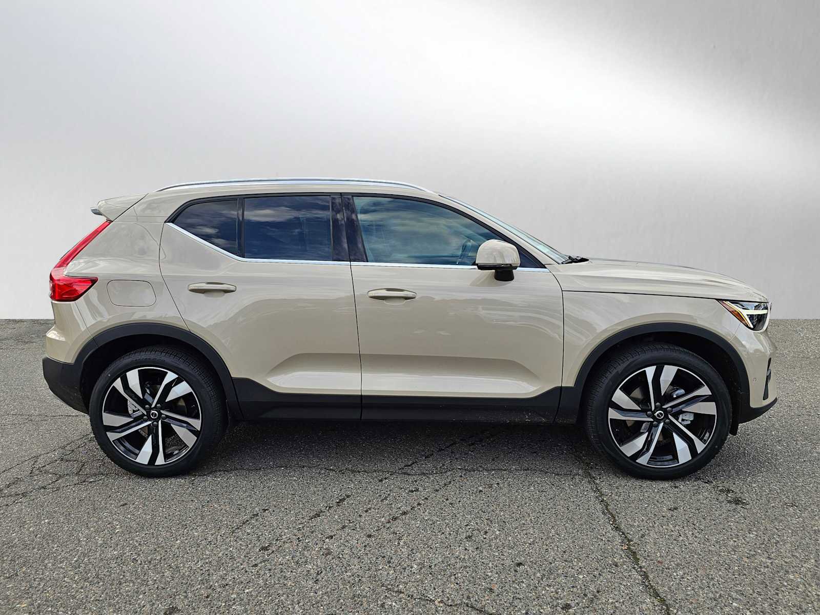 New 2025 Volvo XC40 B5 Ultra w/ Climate Package image 8