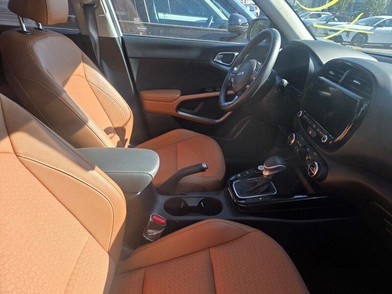 Certified 2025 Kia Soul EX FWD image 3