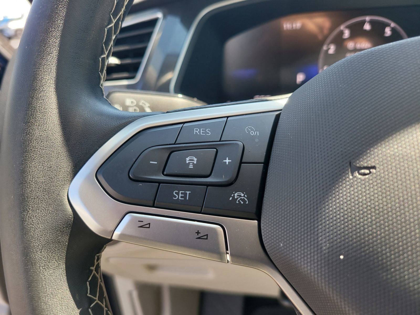 Used 2024 Volkswagen Tiguan SE image 28