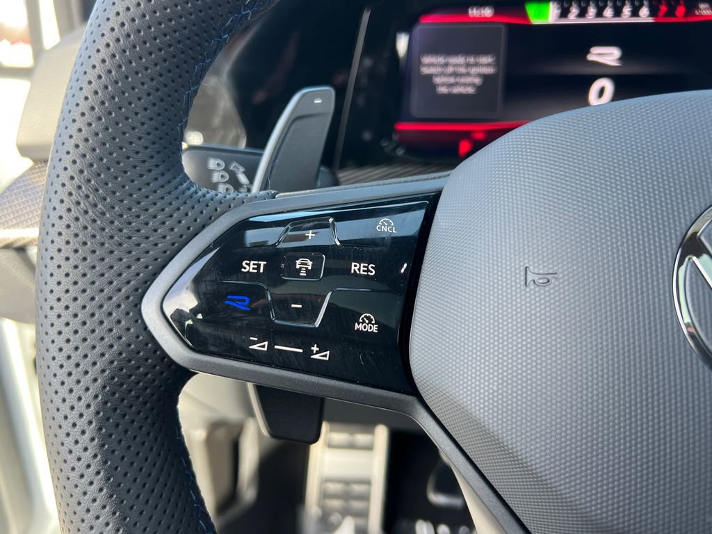 Used 2025 Volkswagen Golf R 2.0T image 32