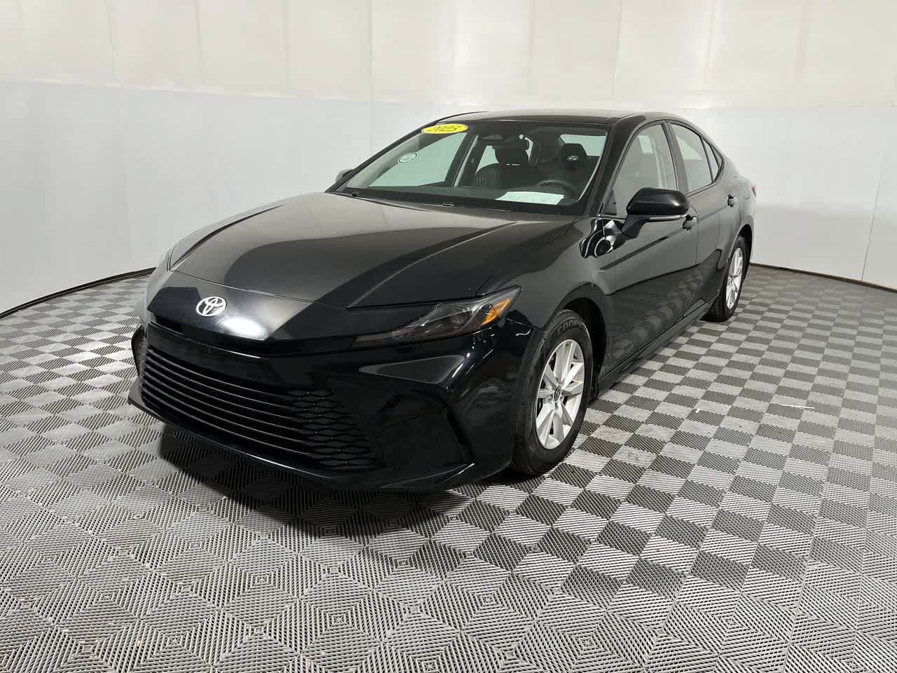 Used 2025 Toyota Camry LE FWD image 4