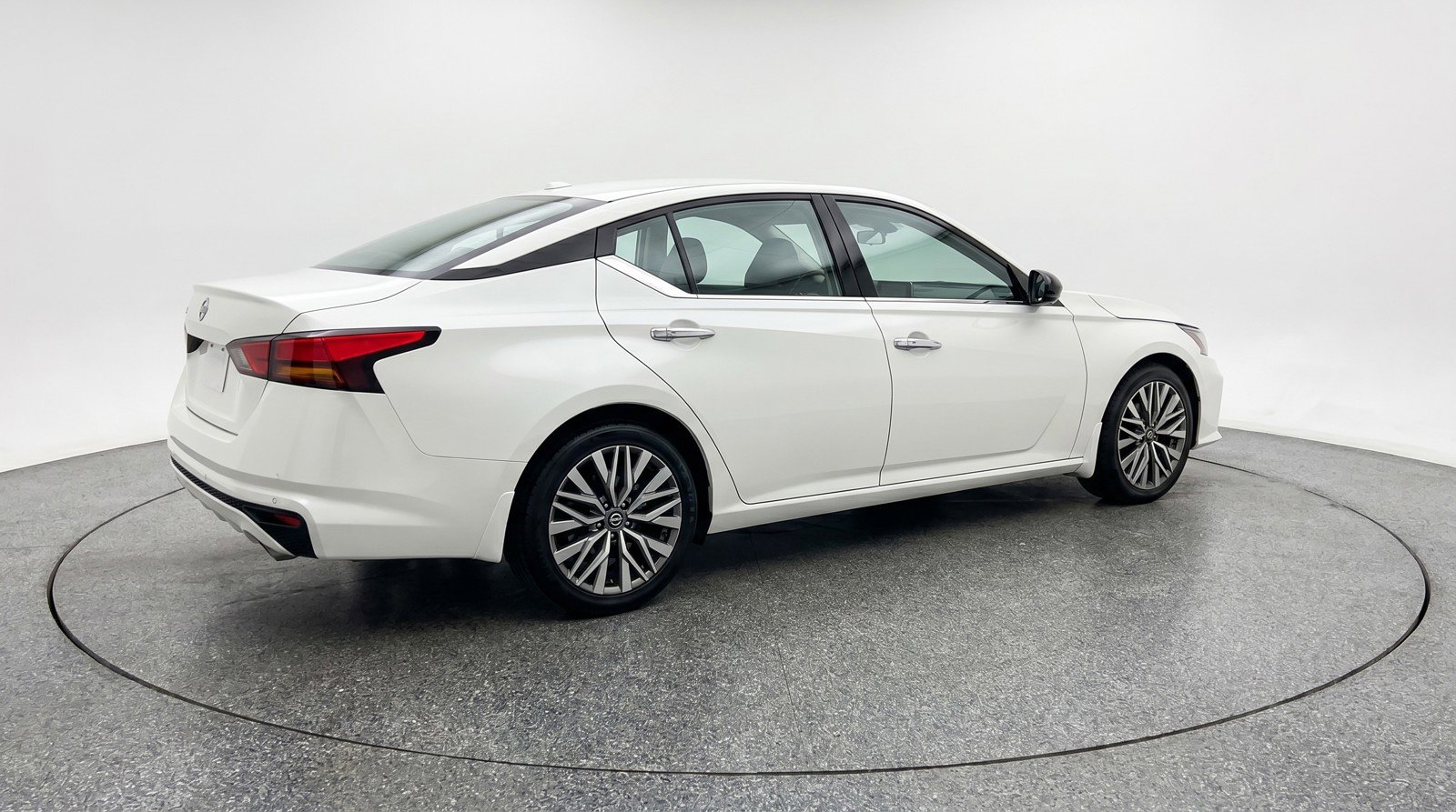 Used 2025 Nissan Altima 2.5 SV FWD image 9