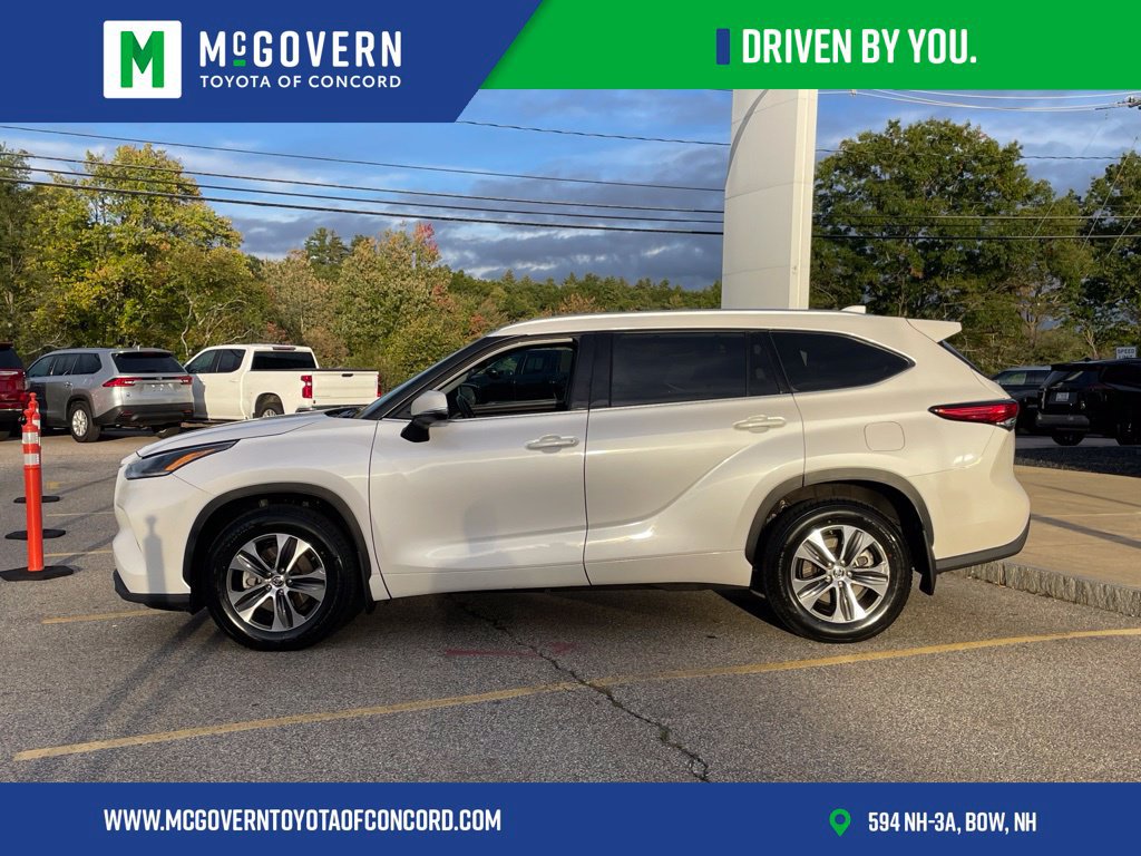 Used 2021 Toyota Highlander XLE AWD/4WD image 2