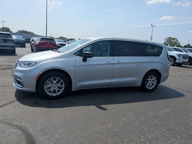 Used 2024 Chrysler Pacifica Touring-L FWD image 4