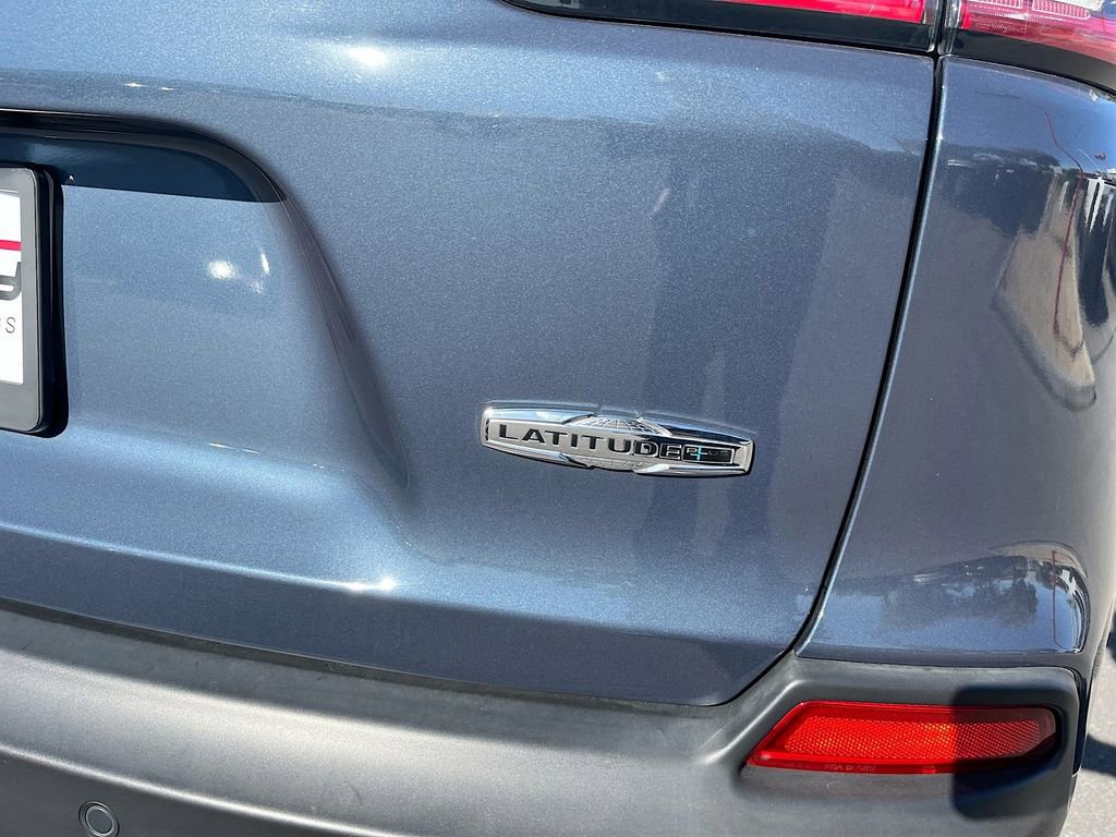 Used 2021 Jeep Cherokee Latitude Plus FWD image 32