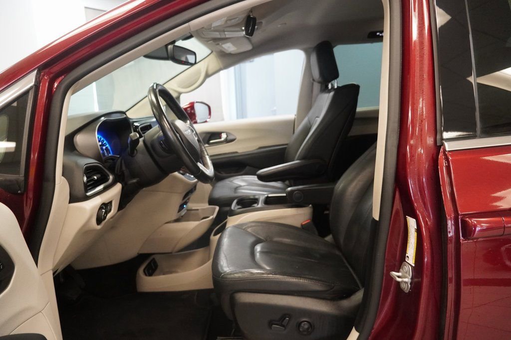 Used 2020 Chrysler Pacifica Touring-L Plus image 4