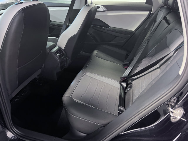 Certified 2025 Volkswagen Taos SE FWD image 16