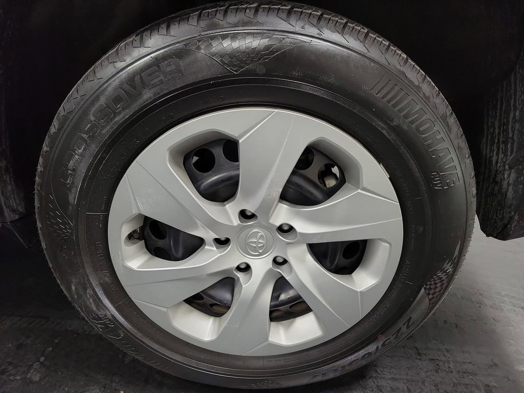 Used 2021 Toyota RAV4 LE image 10