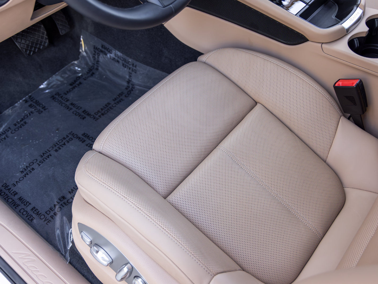 Certified 2026 Porsche Macan AWD/4WD image 28