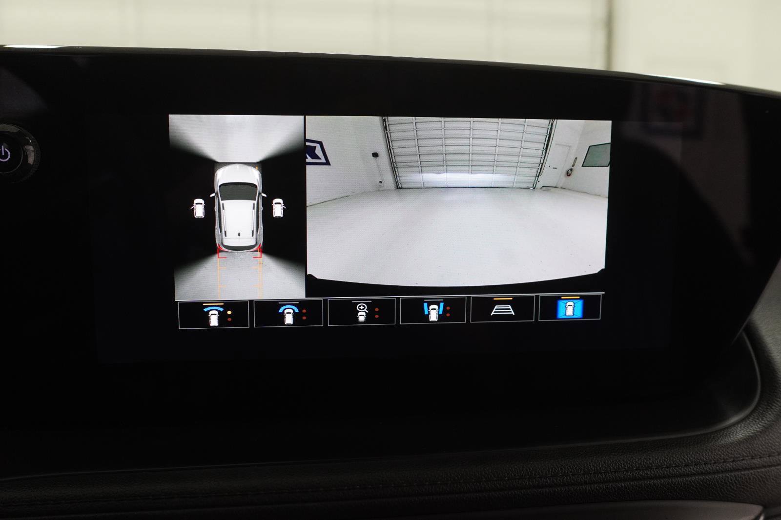 Used 2025 Buick Encore GX Avenir w/ Avenir Technology Package FWD image 31