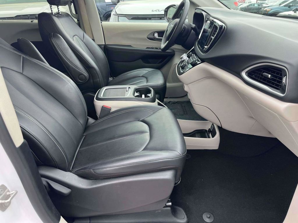 Used 2024 Chrysler Pacifica Touring-L image 12