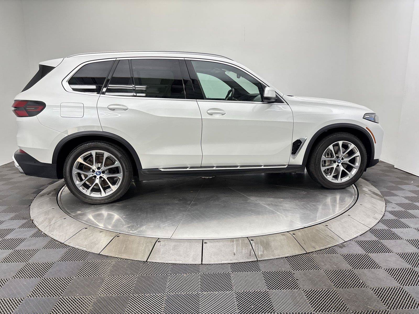 Used 2024 BMW X5 xDrive50e w/ Premium Package AWD/4WD image 17