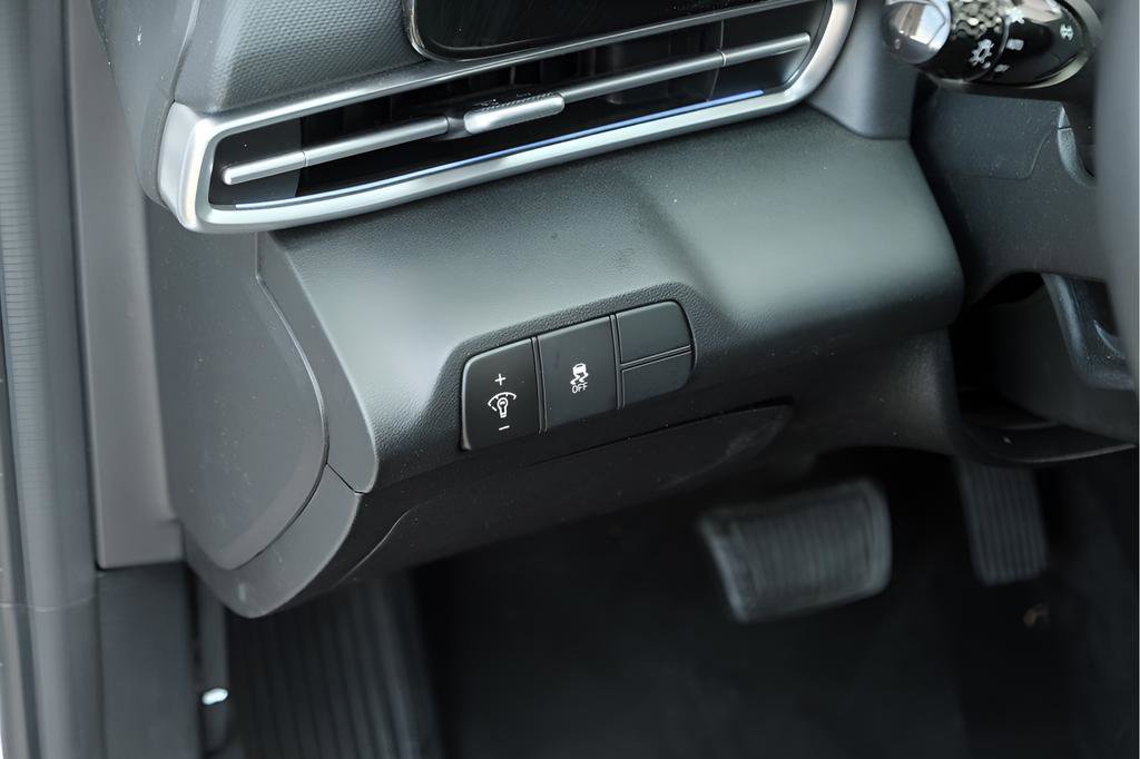 Used 2025 Hyundai Elantra SEL image 8