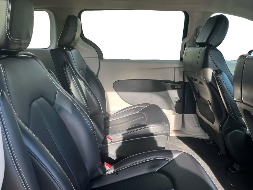 Used 2024 Chrysler Pacifica Select image 18