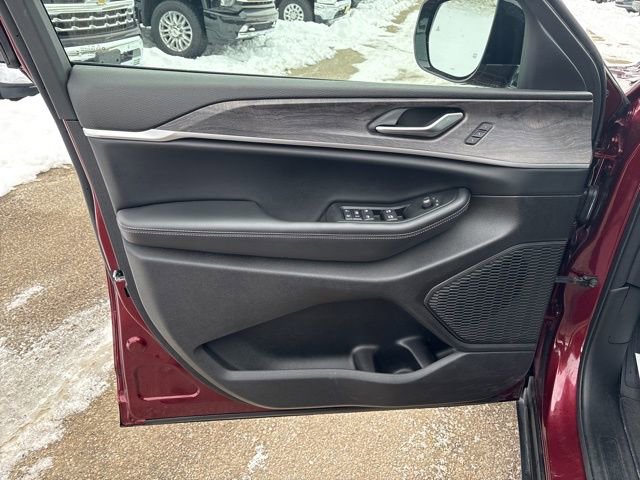 Used 2025 Jeep Grand Cherokee L Limited image 6