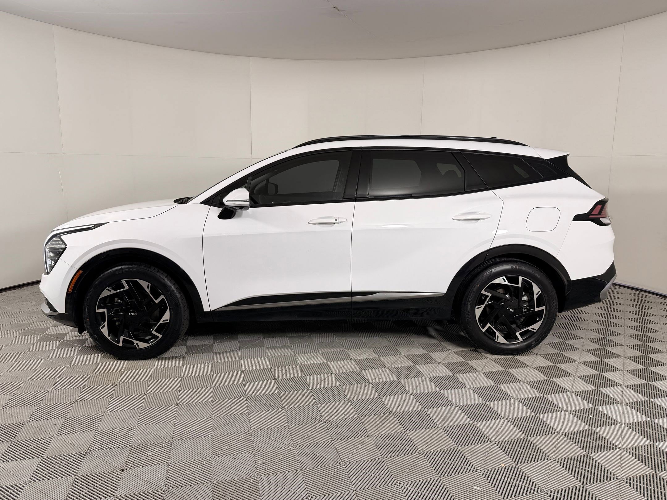 Used 2024 Kia Sportage SX image 2