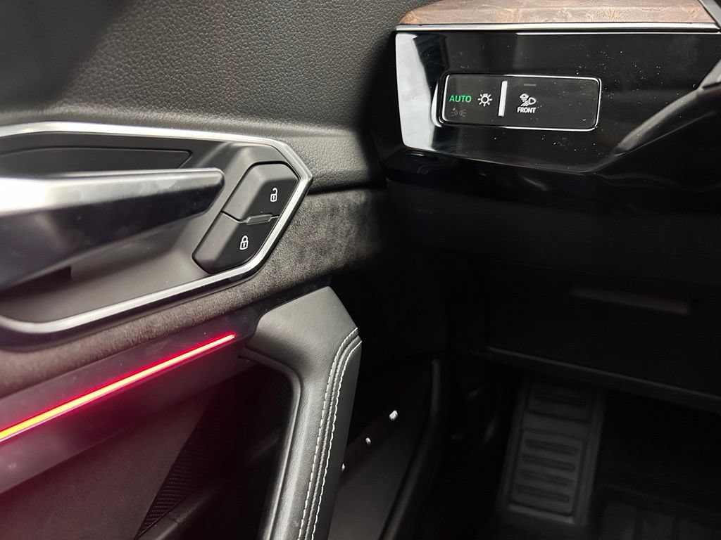 Used 2019 Audi e-tron Prestige w/ Prestige Package AWD/4WD image 19