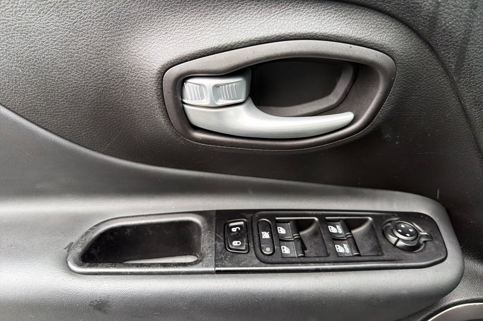 Used 2023 Jeep Renegade Latitude AWD/4WD image 8