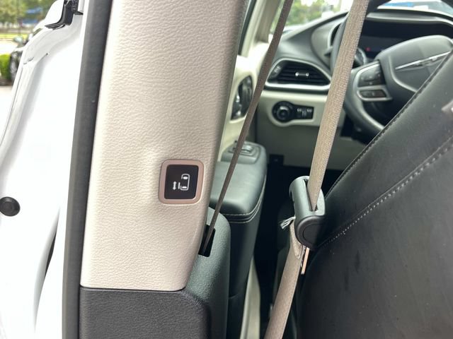 Used 2023 Chrysler Pacifica Touring-L FWD image 18