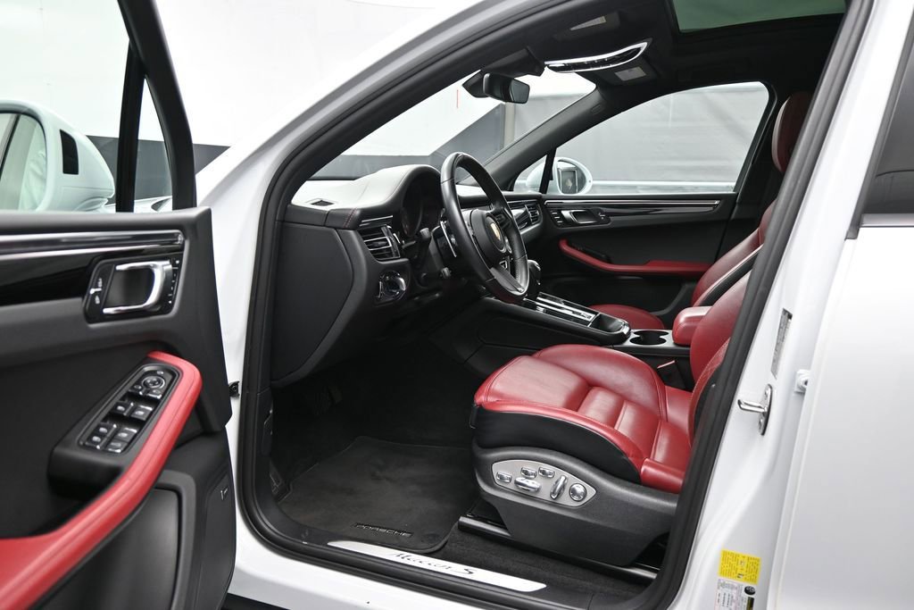 Certified 2023 Porsche Macan S AWD/4WD image 4