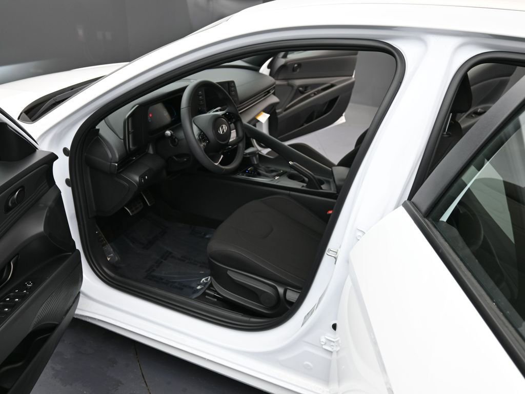 Used 2025 Hyundai Elantra Sport image 12