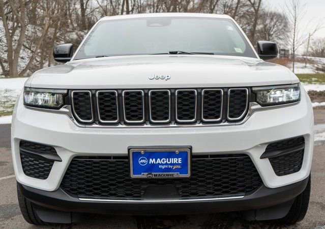 Used 2023 Jeep Grand Cherokee Laredo AWD/4WD image 3