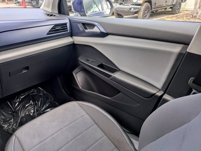 Used 2022 Volkswagen Taos SE w/ Panoramic Sunroof Package FWD image 17