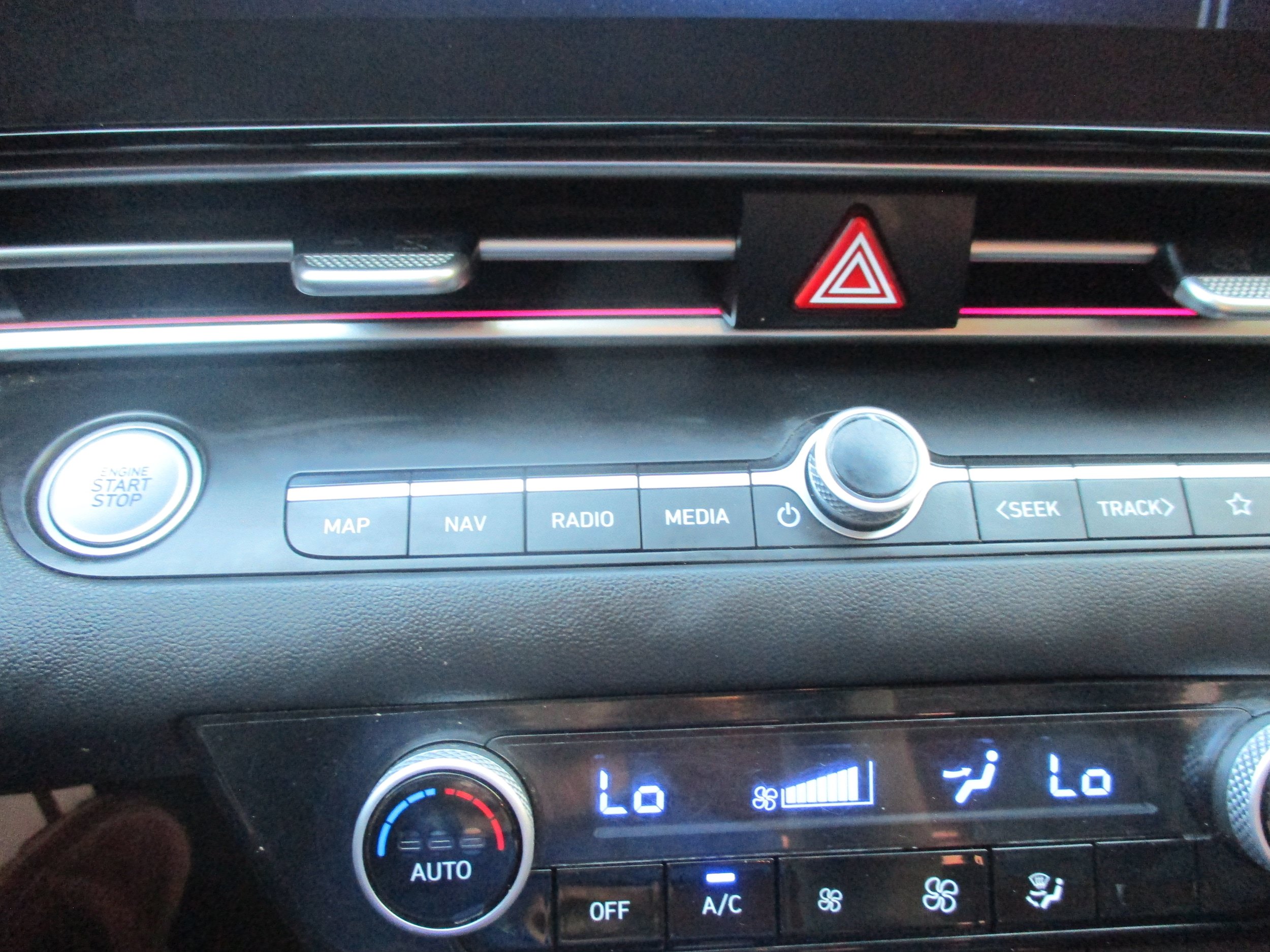 Used 2022 Hyundai Elantra Limited w/ Preferred Accessory Package FWD image 15