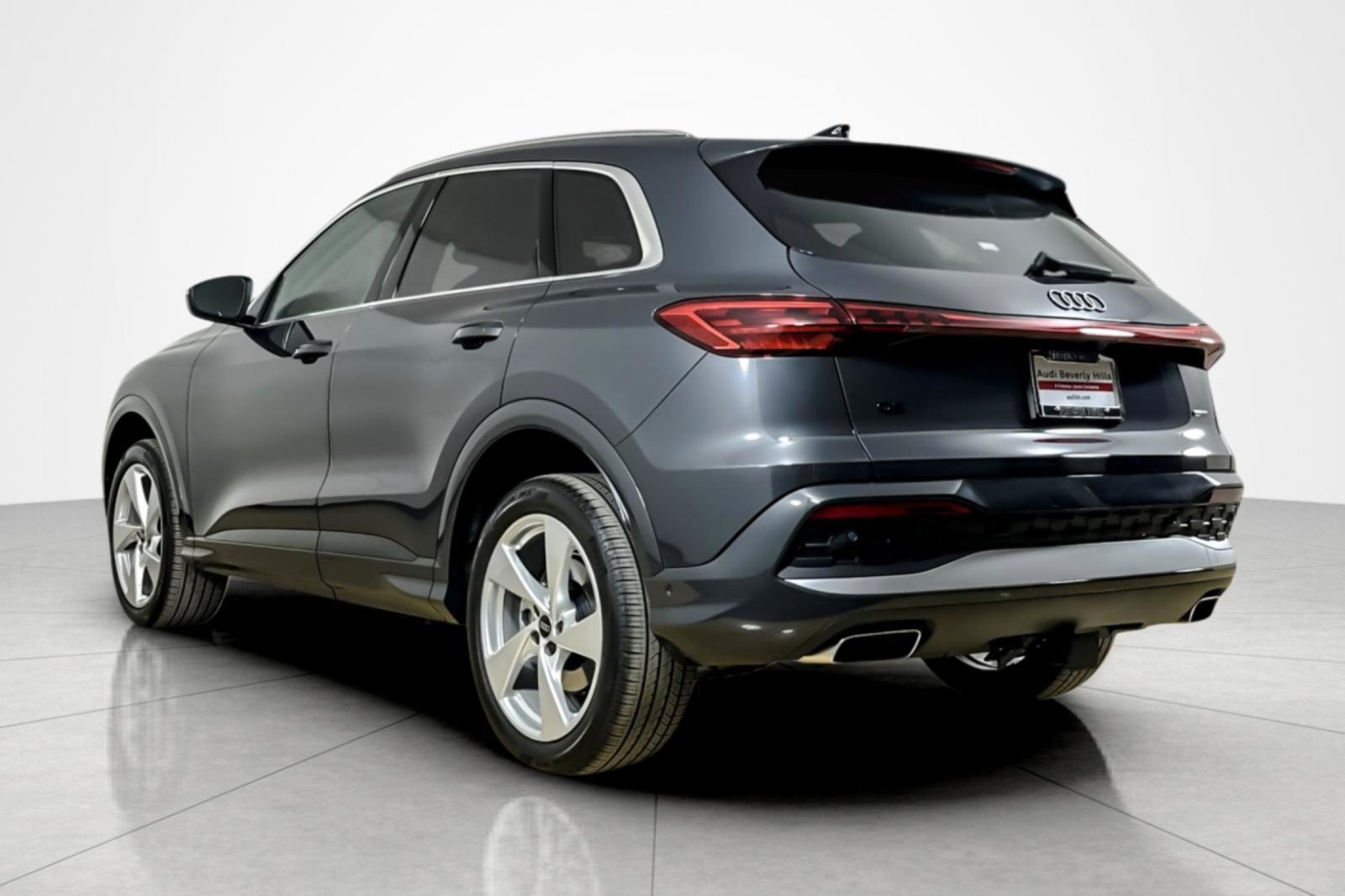 Used 2025 Audi Q5 Premium Plus w/ Premium Plus AWD/4WD image 3