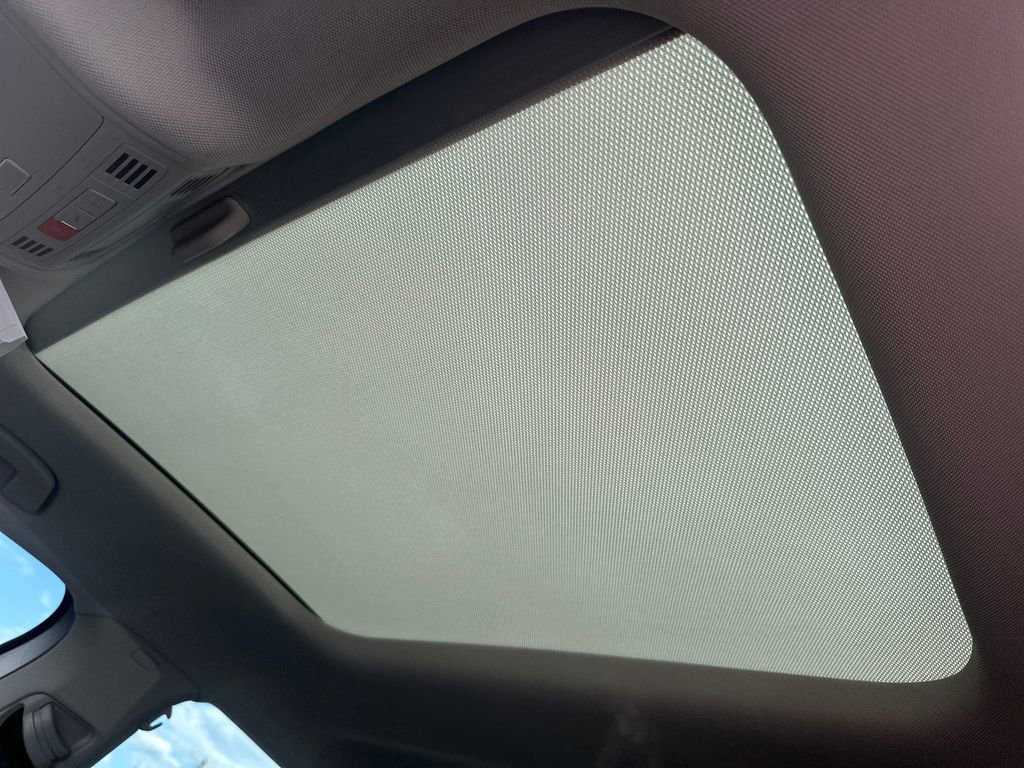 Used 2025 Volkswagen Jetta SE w/ Sunroof Package FWD image 25