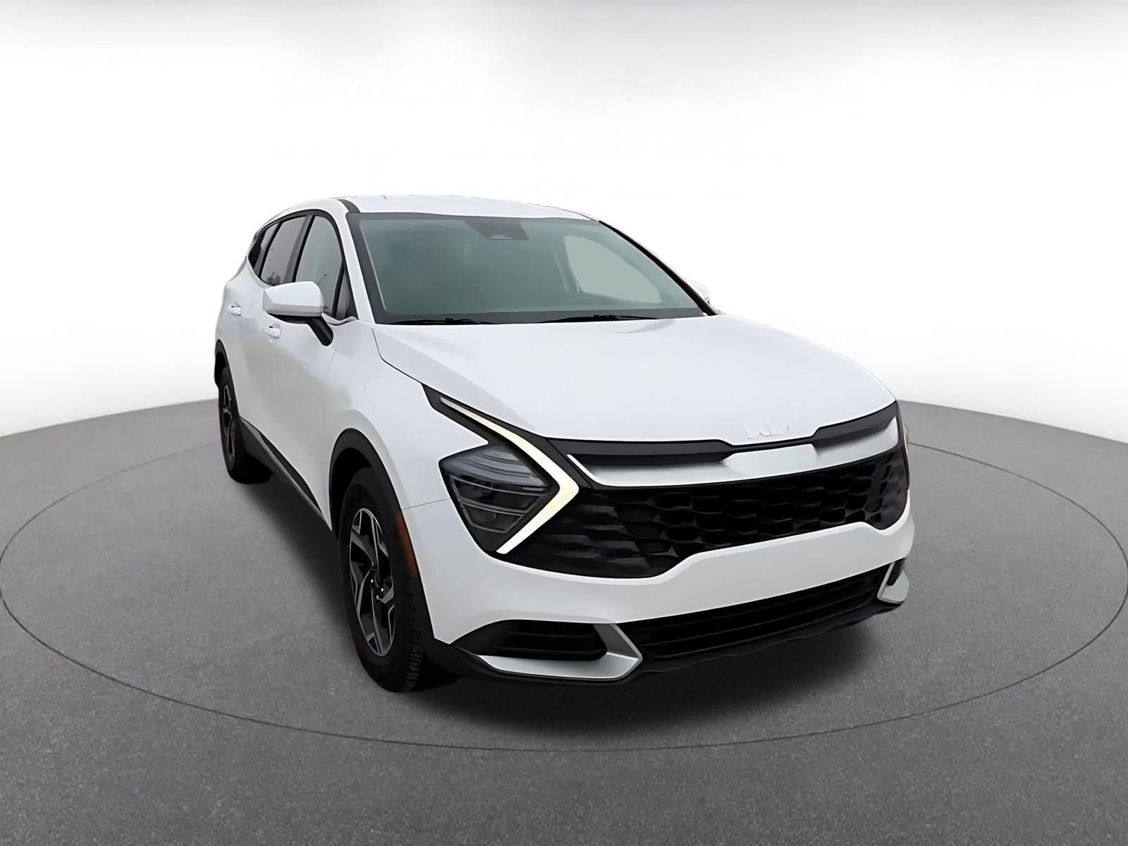 Used 2025 Kia Sportage LX image 3