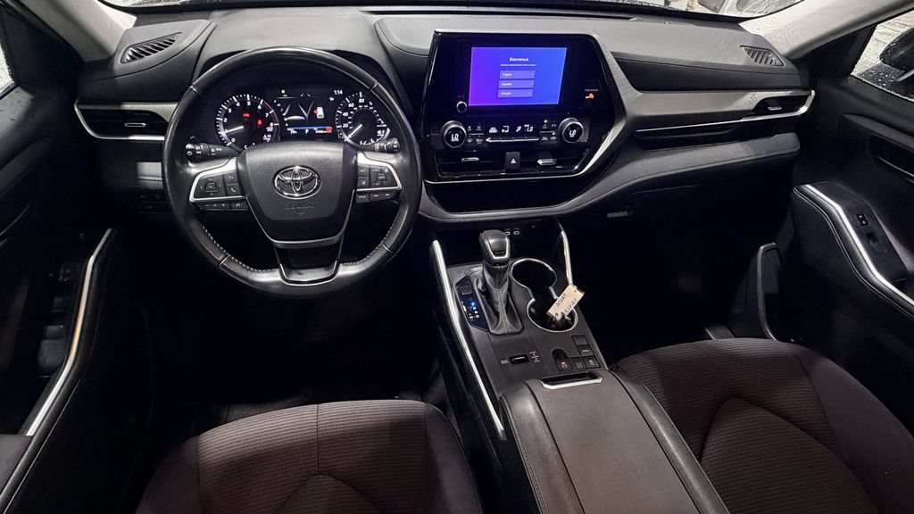 Used 2024 Toyota Highlander LE FWD image 13