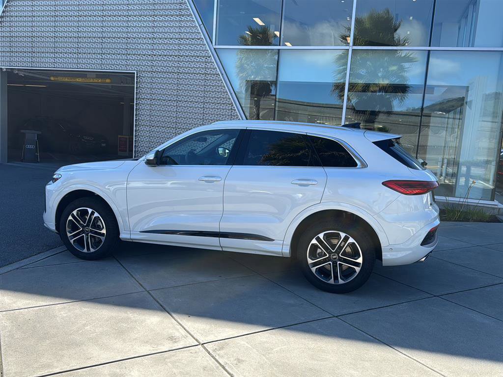 Used 2025 Audi Q5 Premium w/ Convenience Package image 9