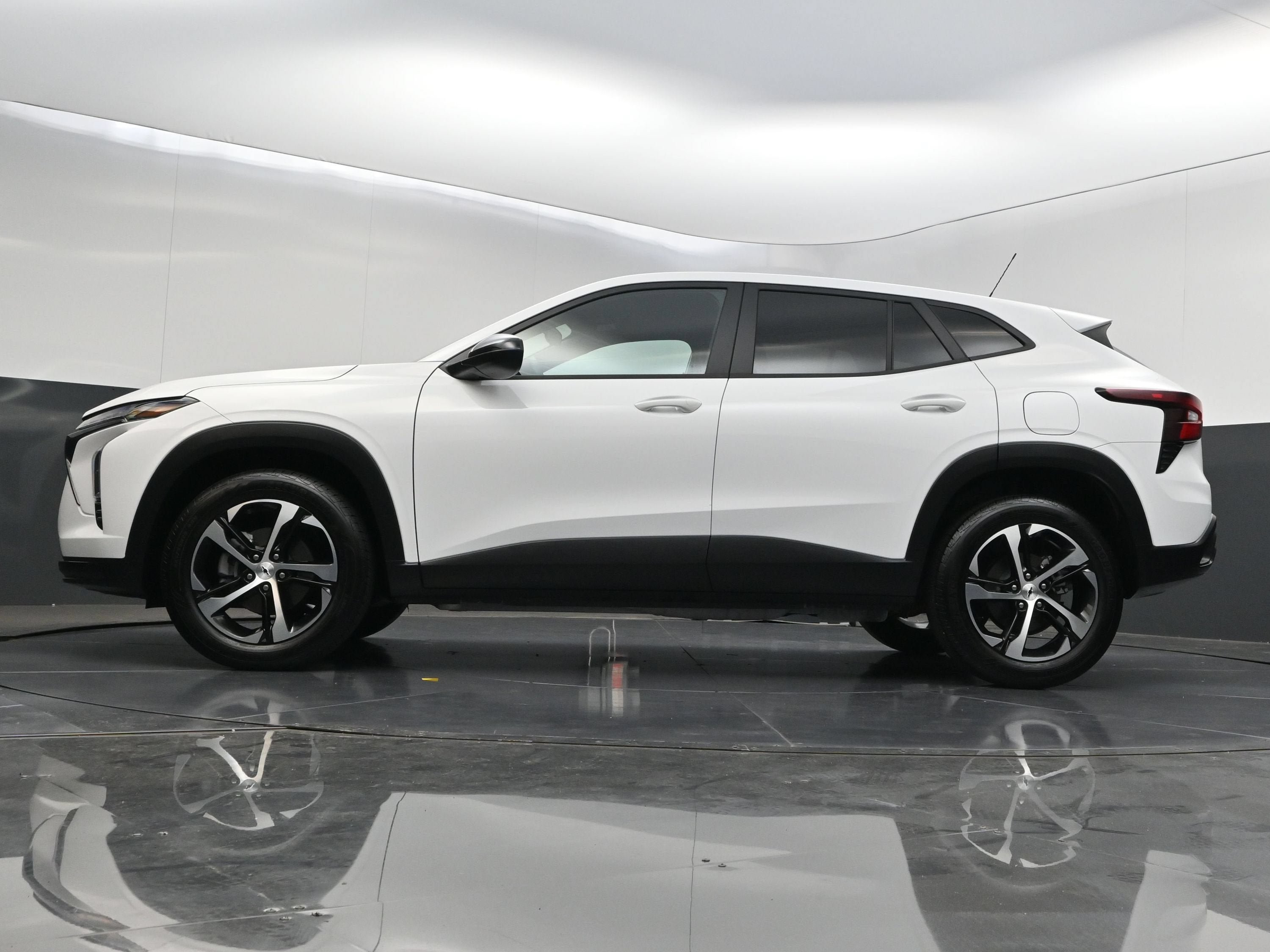 Used 2025 Chevrolet Trax RS w/ Sunroof Package FWD image 37