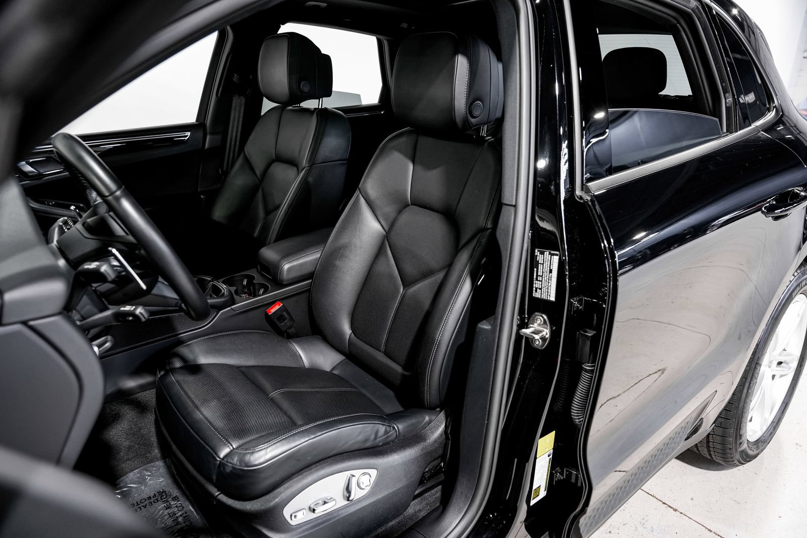 Used 2024 Porsche Macan AWD/4WD image 17