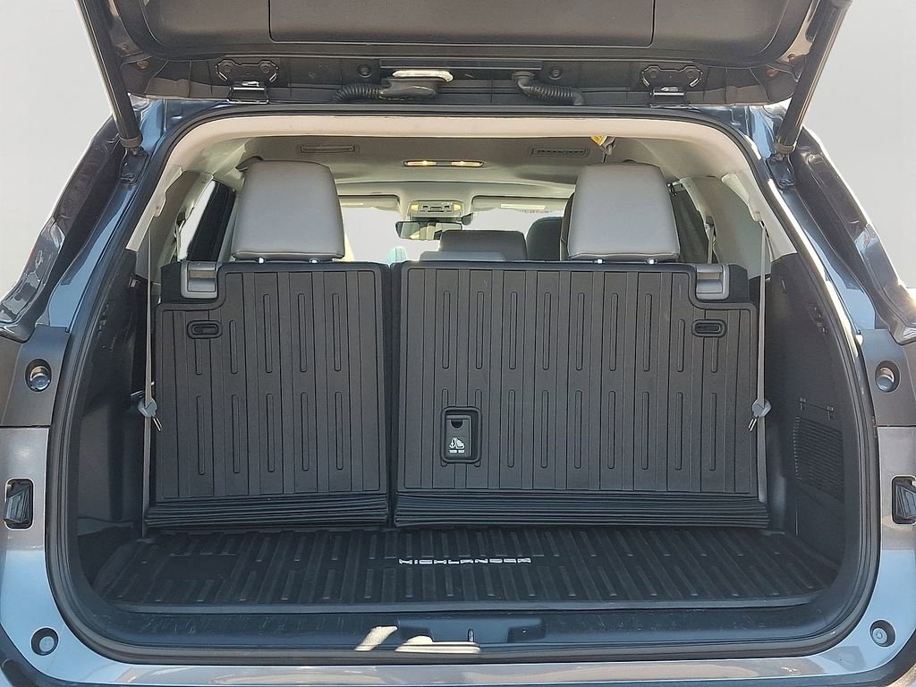 Used 2020 Toyota Highlander XLE image 28