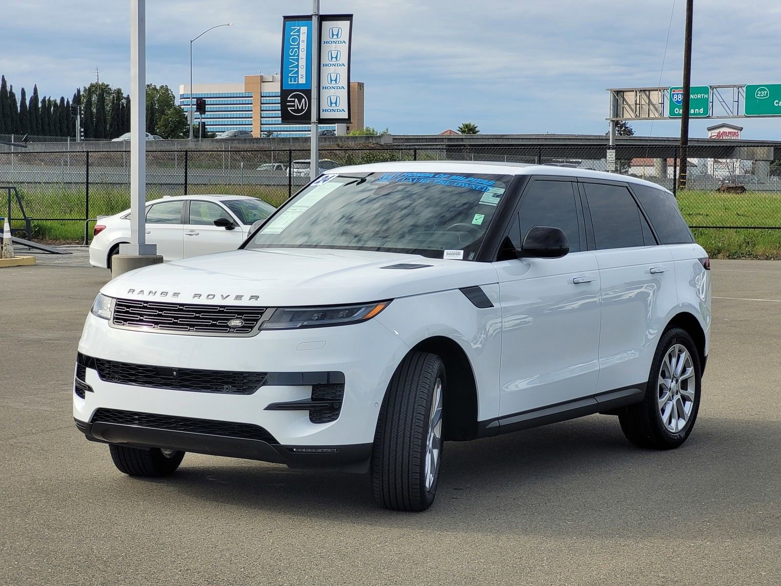 Used 2024 Land Rover Range Rover Sport SE image 9