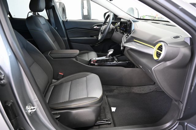 Used 2024 Chevrolet Trax LT w/ Driver Confidence Package image 11