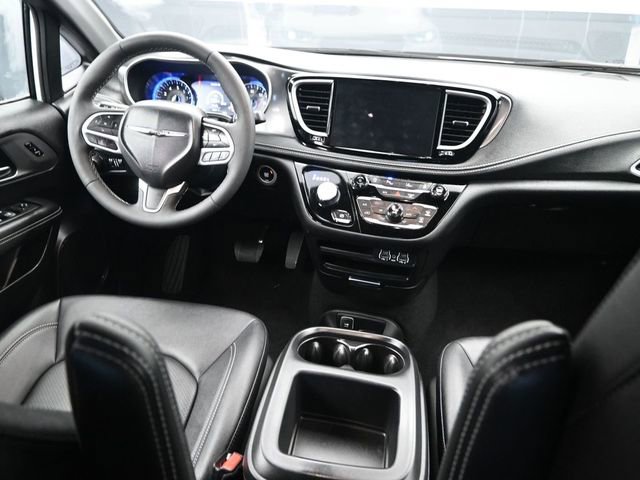 Used 2025 Chrysler Pacifica Select image 10