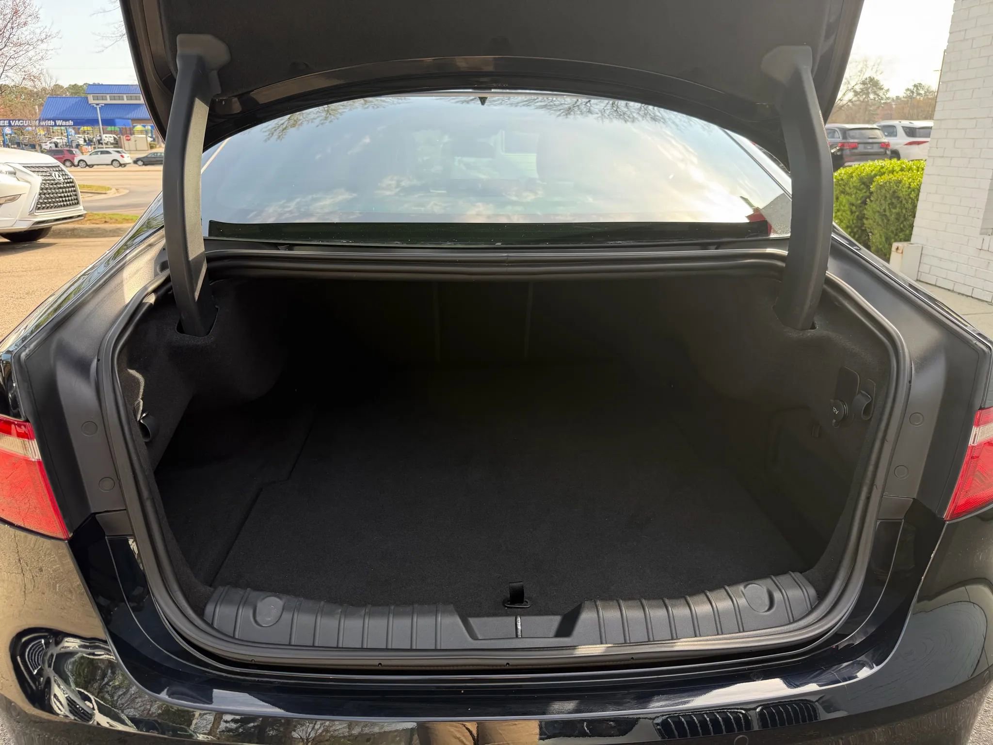 Used 2017 Jaguar XF R-Sport image 16