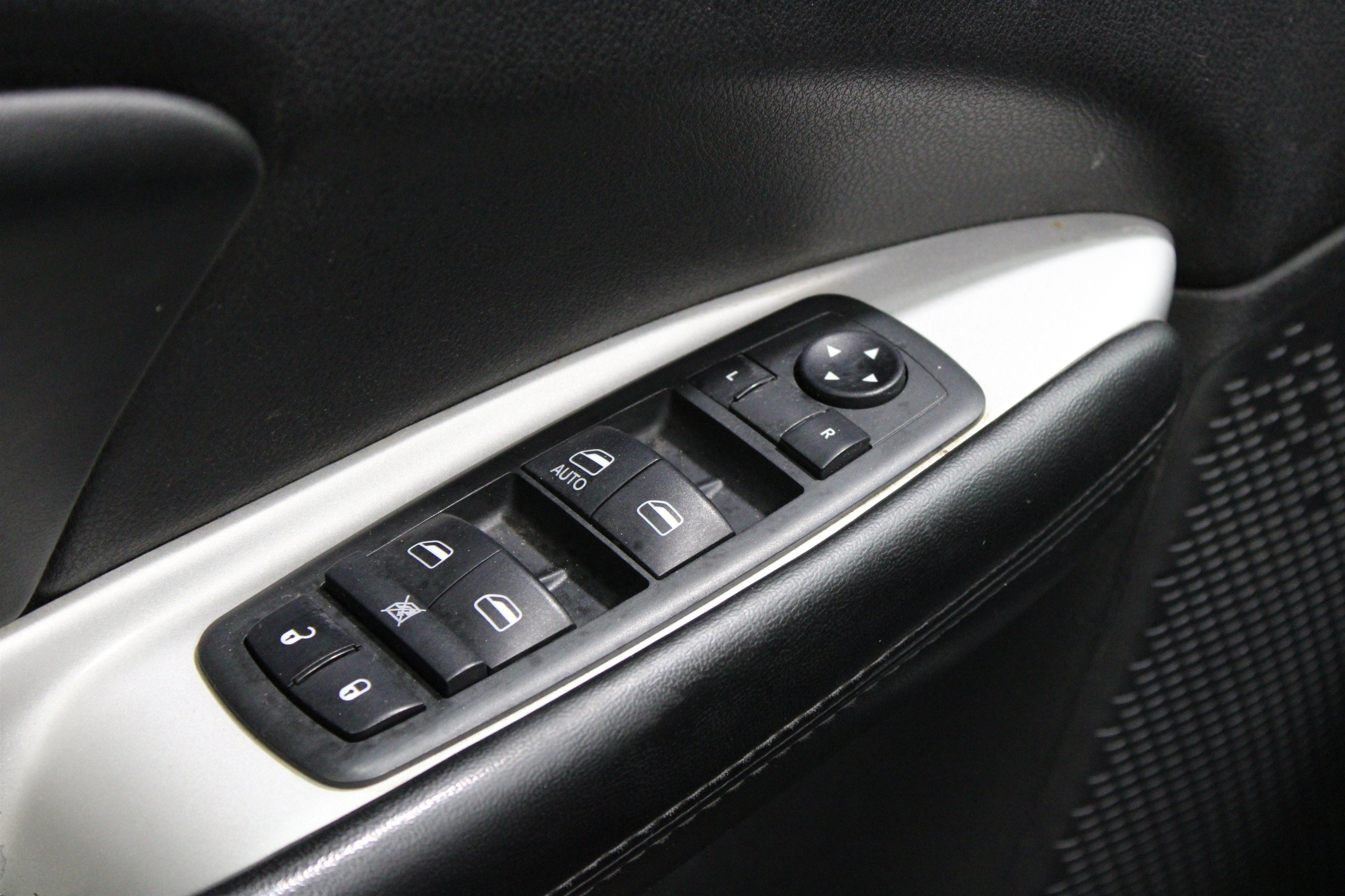 Used 2020 Dodge Journey SE w/ SE Popular Equipment Group FWD image 4
