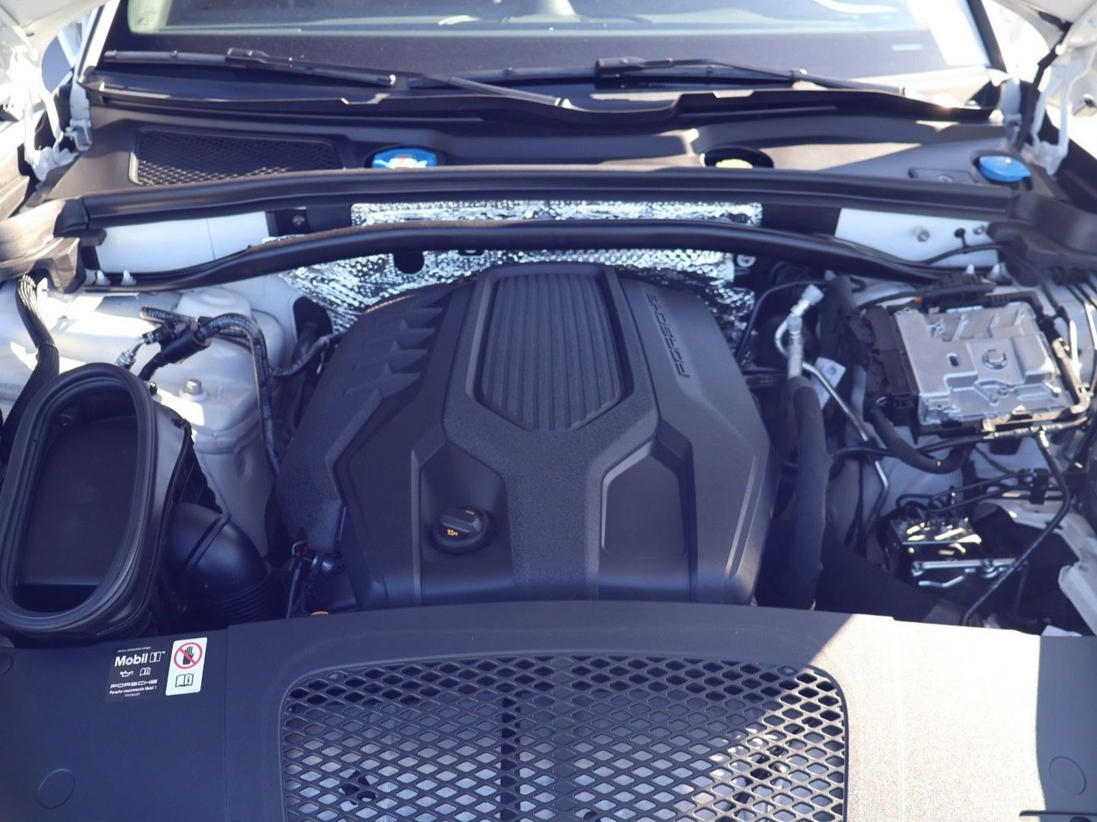 Certified 2025 Porsche Macan image 26