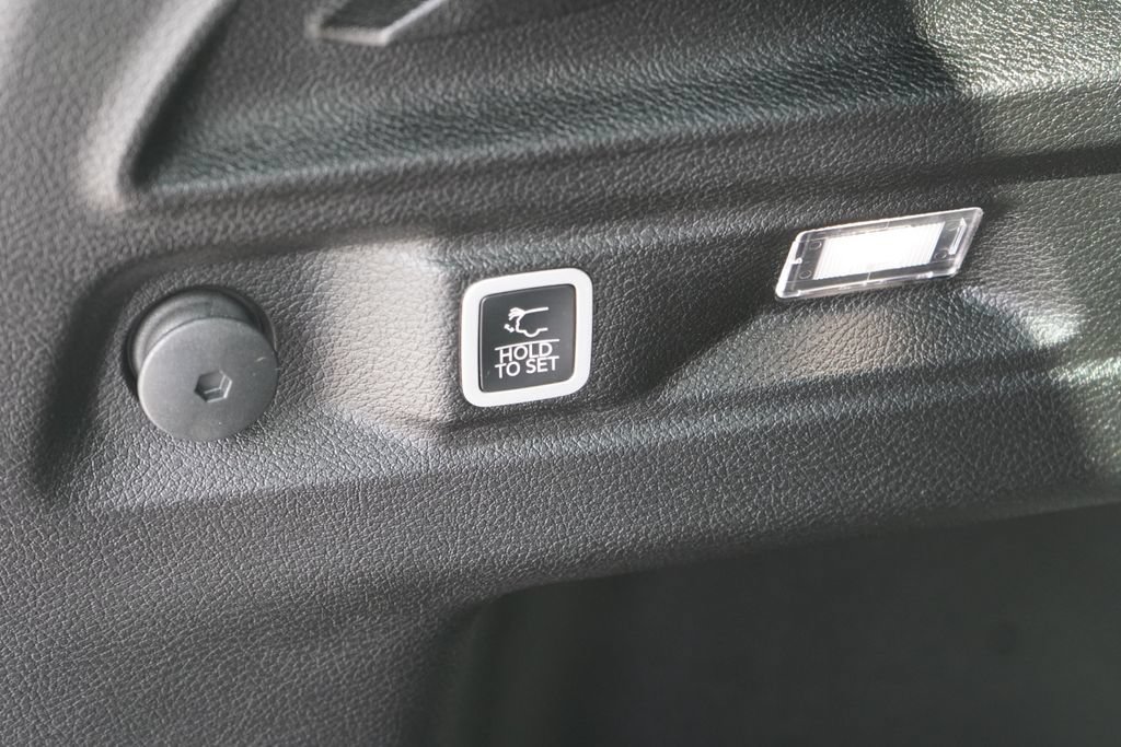 Used 2025 Jeep Grand Cherokee L Limited w/ Black Appearance Package AWD/4WD image 10