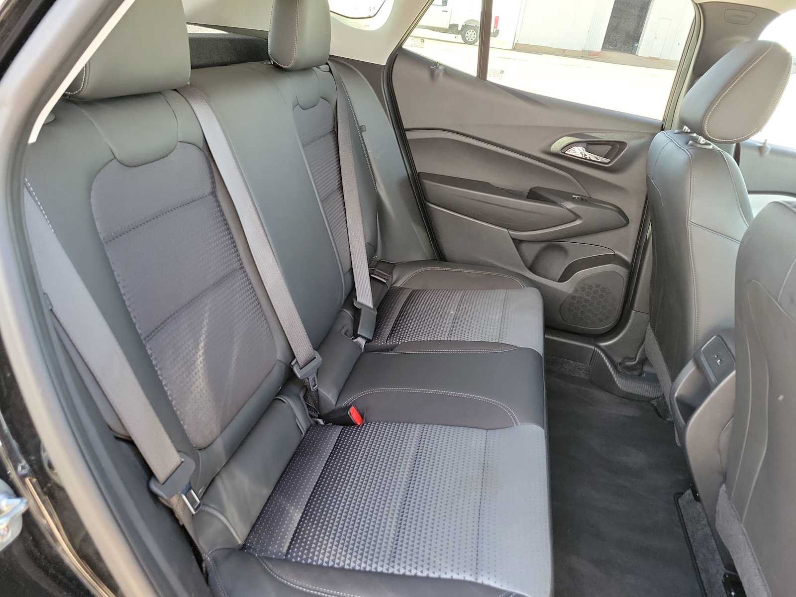 Used 2025 Chevrolet Trax LT FWD image 17