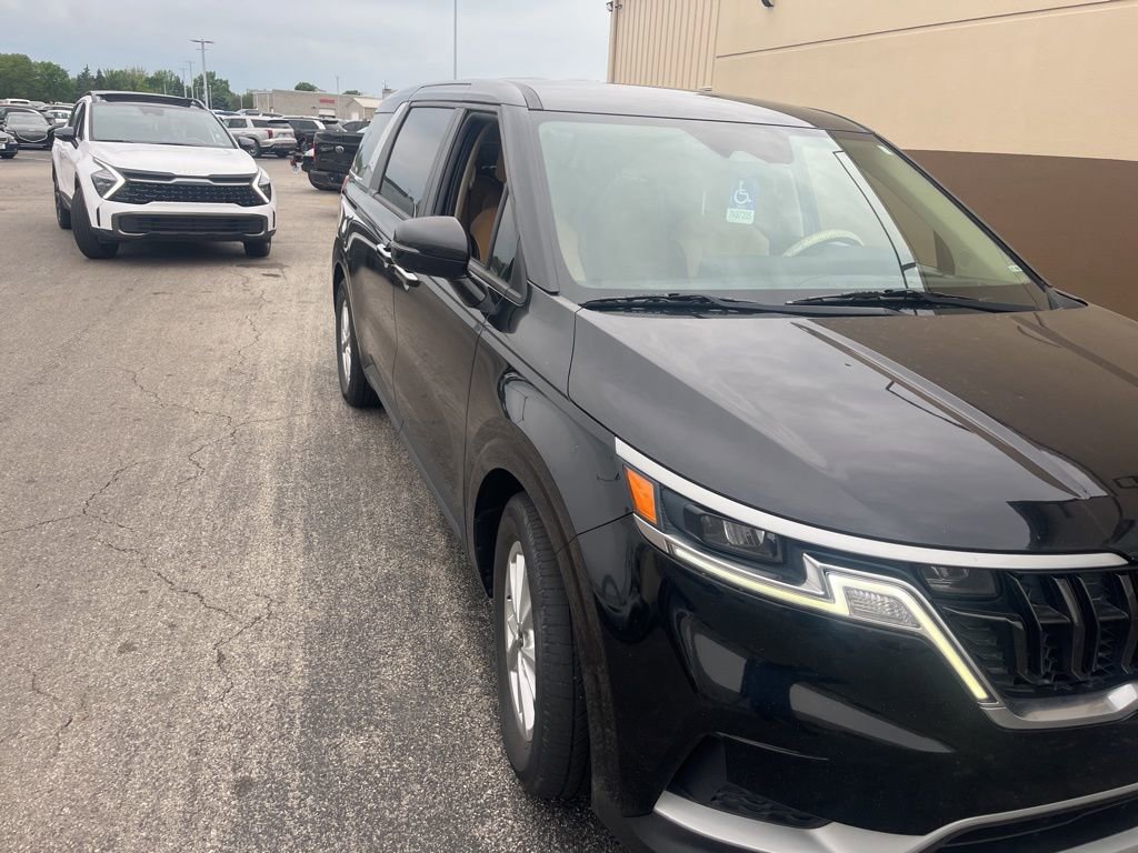 Used 2022 Kia Carnival LX FWD image 1