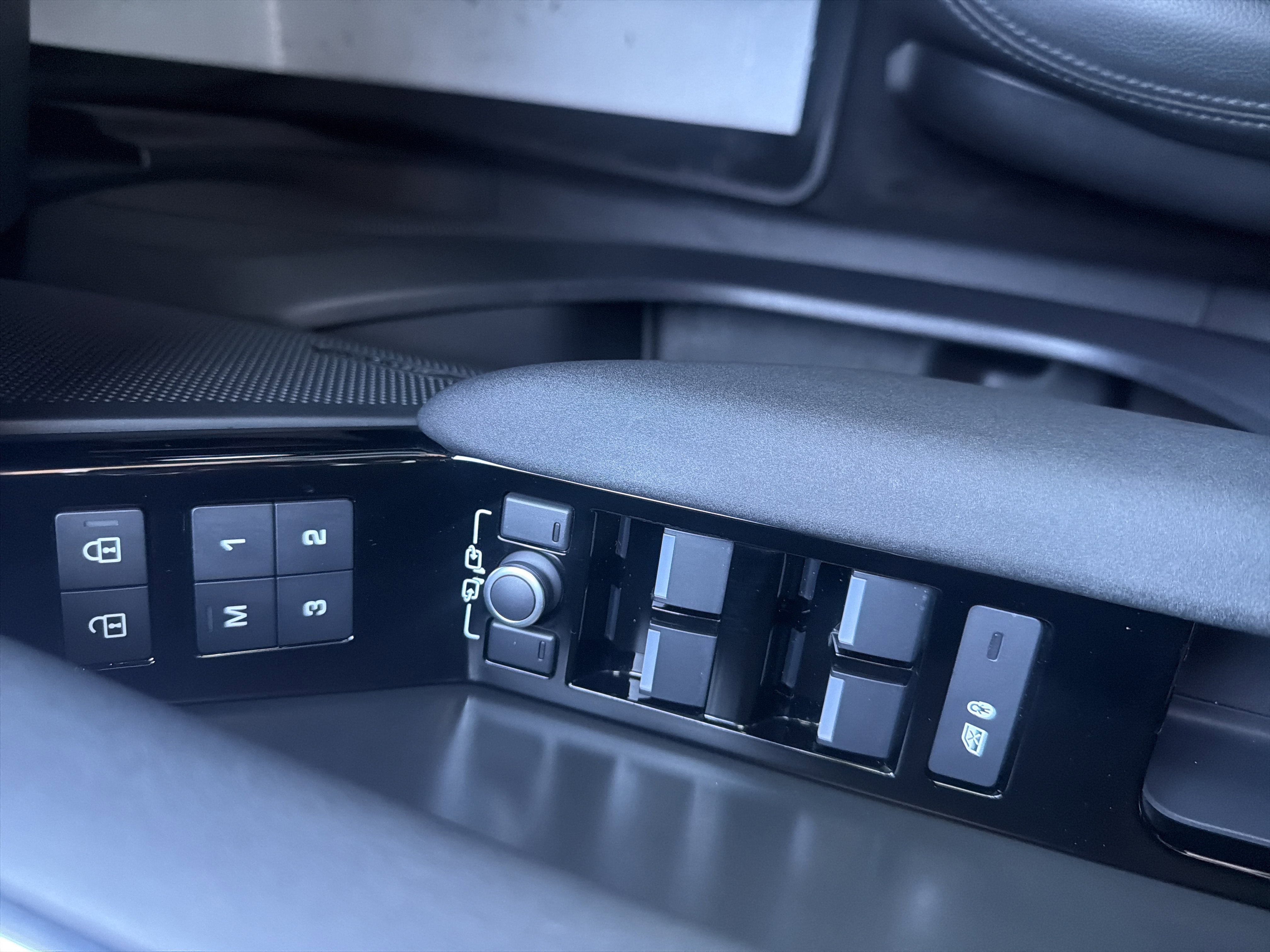 Used 2024 Land Rover Range Rover Velar Dynamic SE image 15